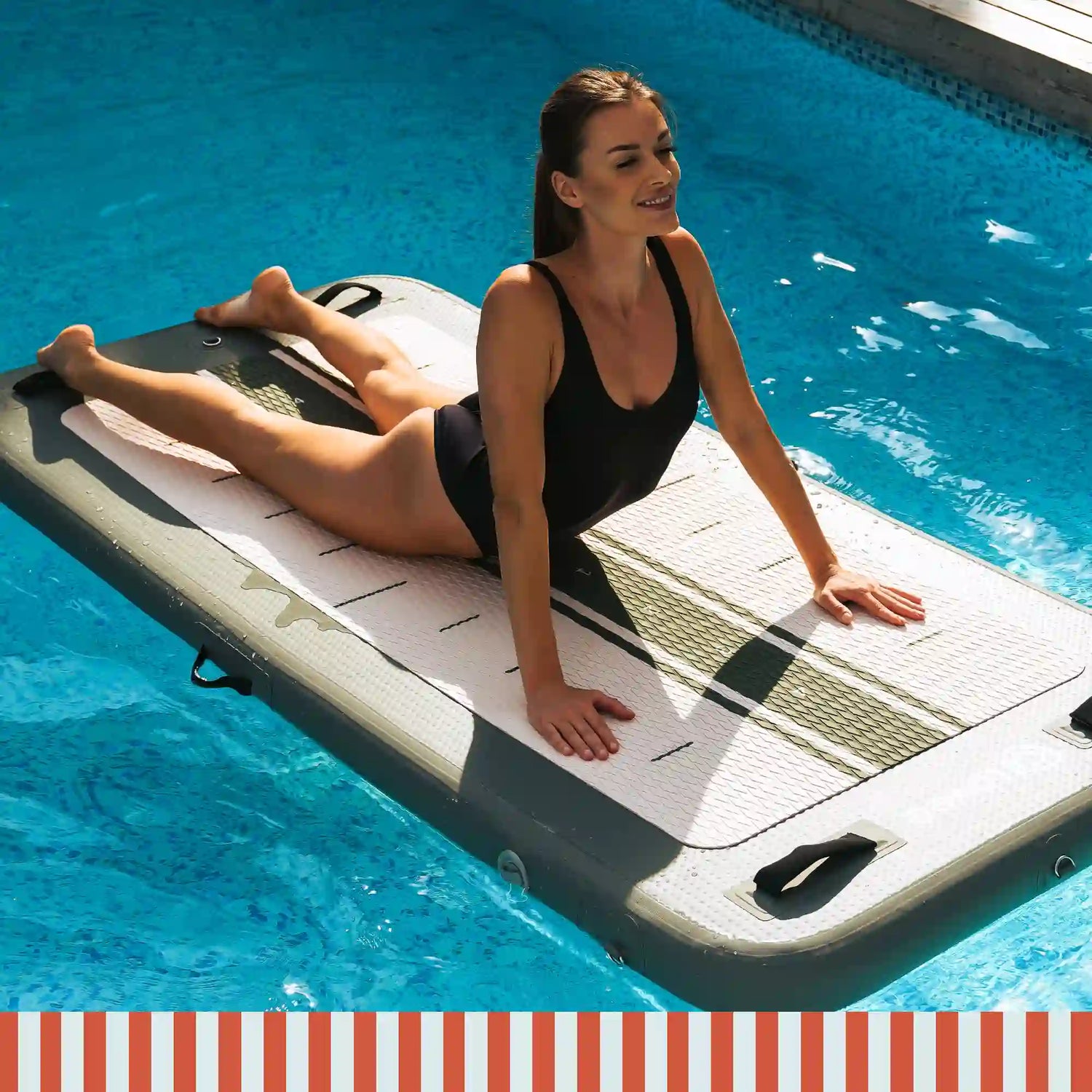 Aquaboard verde-azeitona utilizada na piscina por uma mulher em posição de fitness