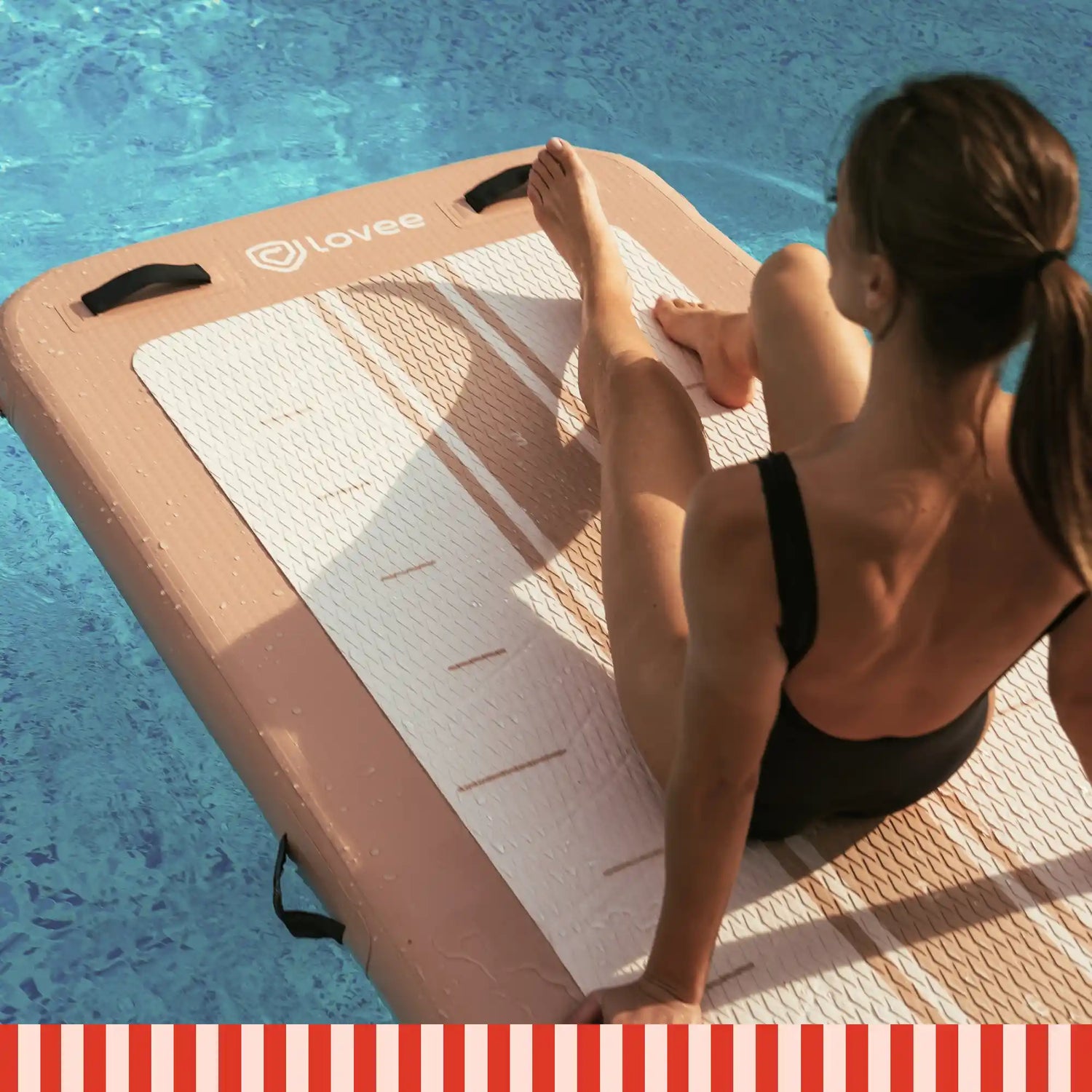 Aquaboard rosa Lovee em uso na piscina com exercício de equilíbrio