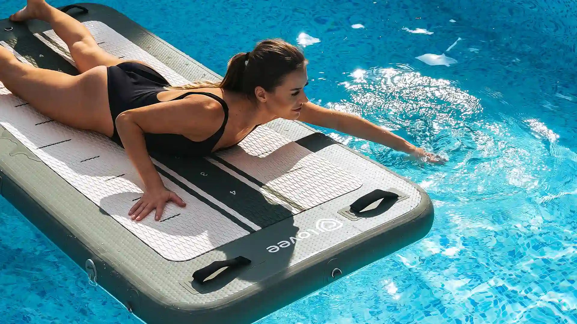 Mulher a praticar exercícios na Aquaboard Lovee na piscina