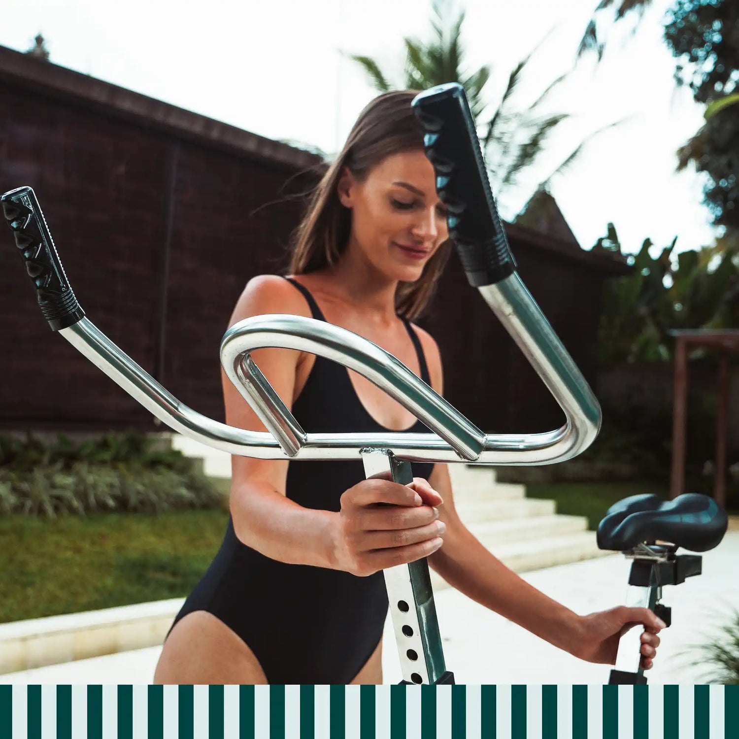Mulher a utilizar o aquabike Lovee na piscina com guiador ergonómico e postura natural