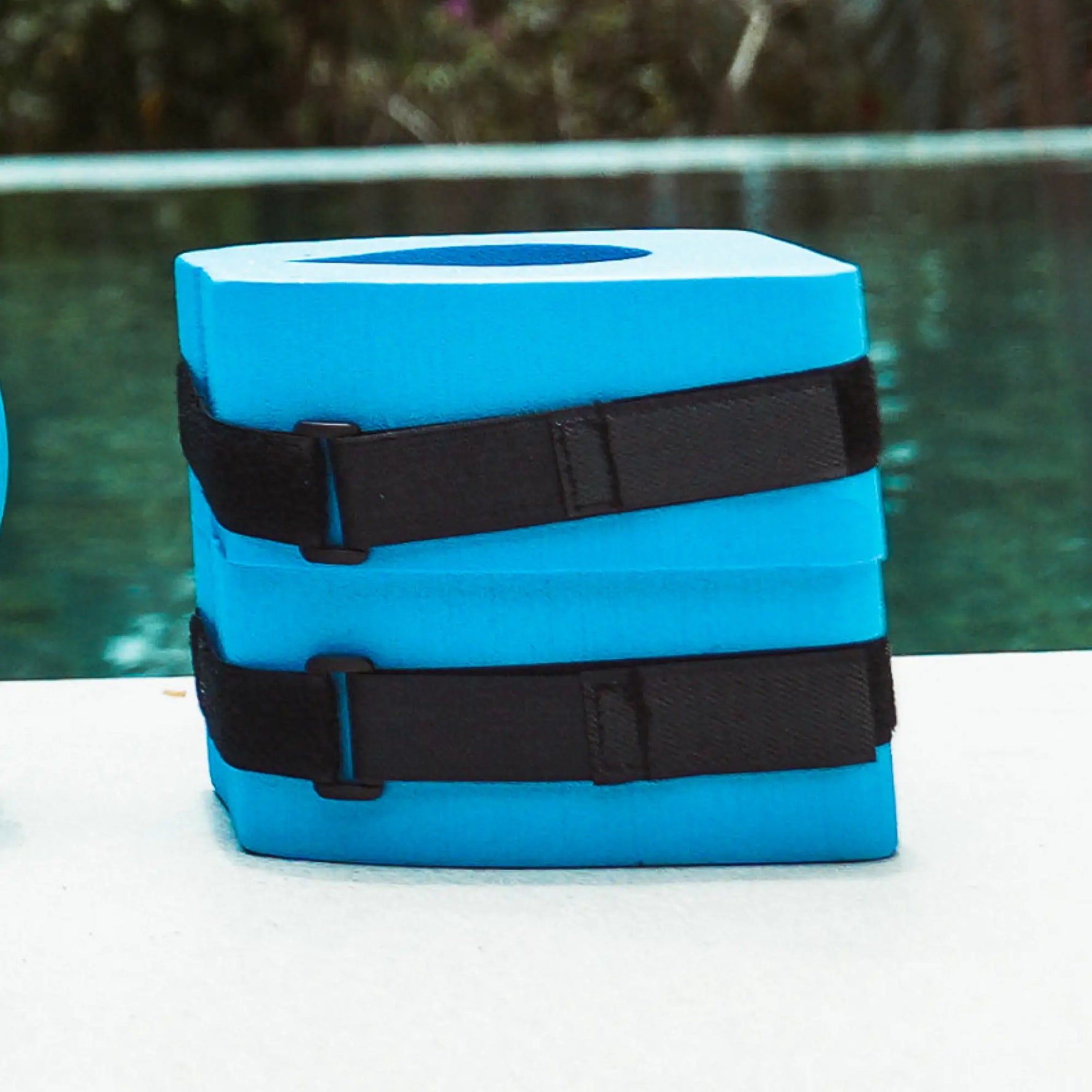 Paire d’haltères pour pieds aquafitness avec sangles de maintien.